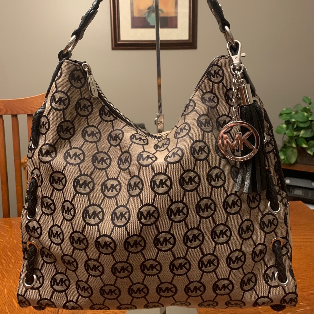 Michael Kors Salinas Monogram Lg Shoulder bag.